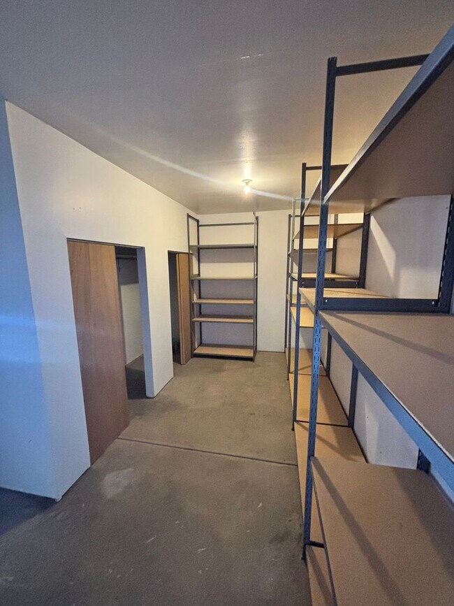 Building Photo - 886 S Dante Dr