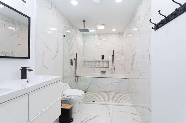 Building Photo - 8545 Casa Del Lago