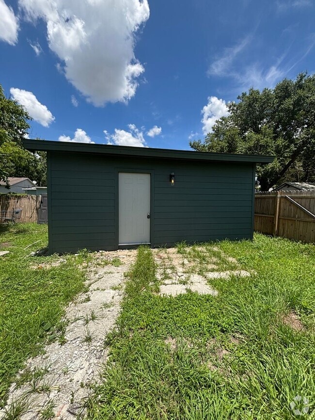 Building Photo - Move in Ready Luxury Renovated Spacious St...