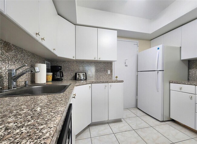 Building Photo - 3505 S Ocean Dr