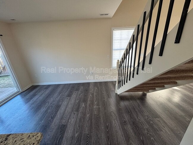 Building Photo - 459 Charter Oak Dr