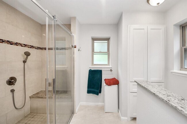 Building Photo - 403 Lakeside Estates Dr