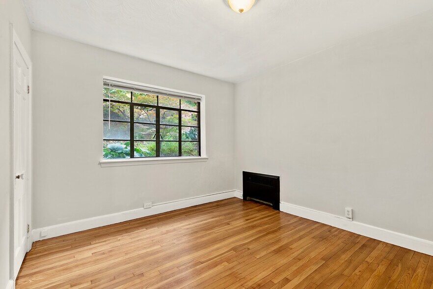 Building Photo - 97 Strathmore Rd