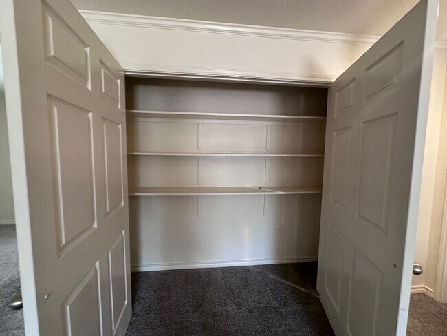 Building Photo - 5/5 House in Small Gated Community Near Ba...