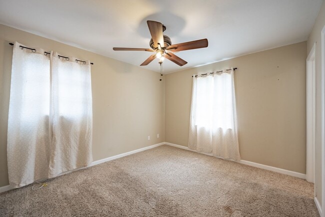Building Photo - 3 bed 2 bath Near school/park