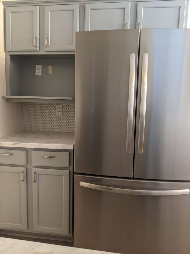 Building Photo - Welcome Home to this Grand Chute Condo!