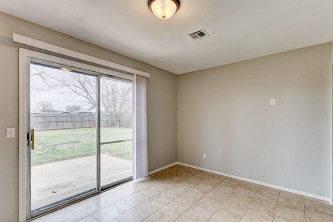 Building Photo - 347 W Cedar Dr