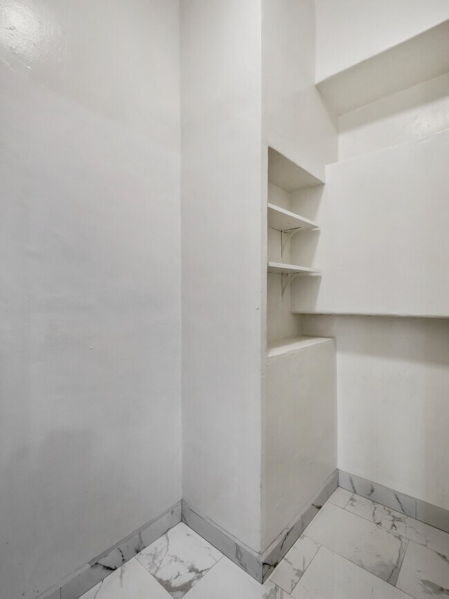 Building Photo - 841 Serrano Ave