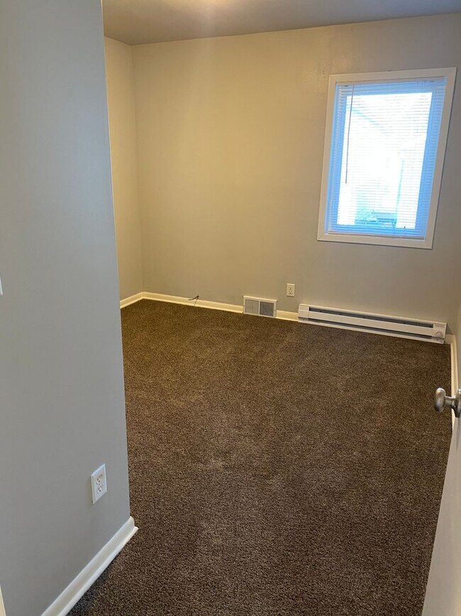 Building Photo - A must see!!! This spacious and newely upd...