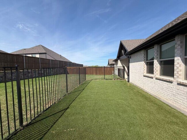 Building Photo - Move-in ready and like-new! Washer, dryer, and refrigerator Included.