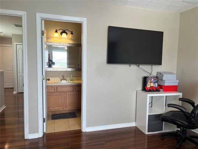 Building Photo - 2020 Greenwood Valley Dr