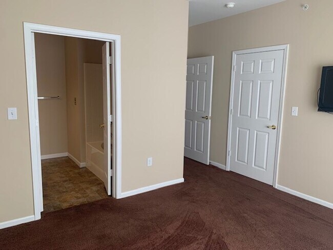 Building Photo - Beautiful Condo!