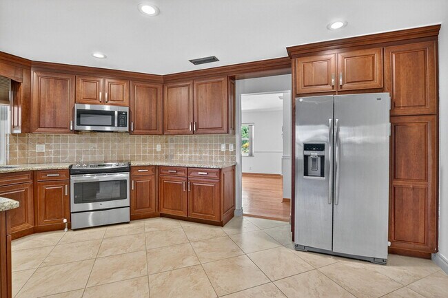 Building Photo - 6385 Hollandaire Dr E