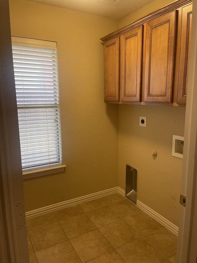 Building Photo - 9317 Jerico Dr
