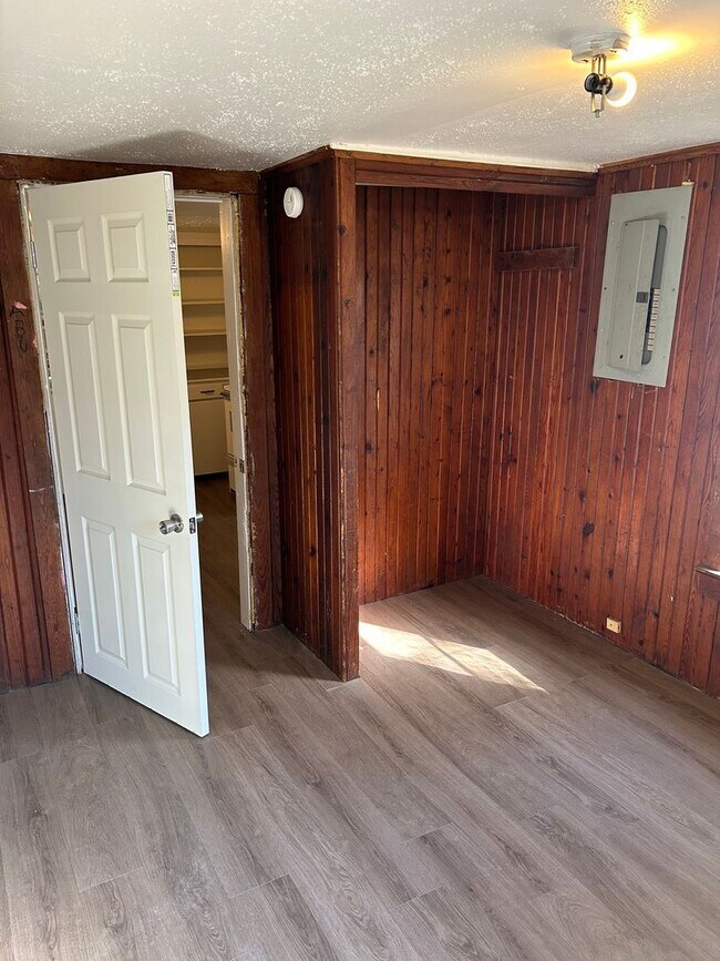 Building Photo - 1,200.00 MOVE-IN-SPECIAL