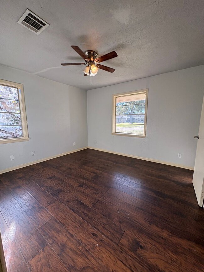 Building Photo - Gorgeous 3 bedroom/1 bath home with living room and den!