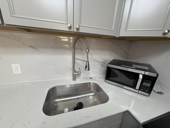 Building Photo - 239 Sussex L