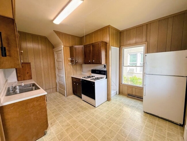 Building Photo - Two bedroom one bathroom home for rent