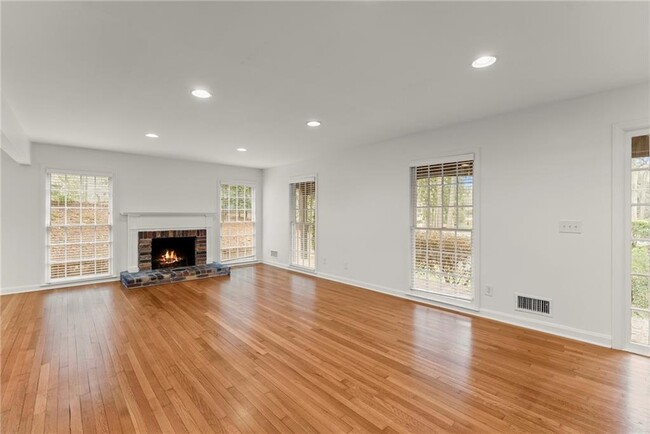 Building Photo - 4540 Club Valley Dr NE
