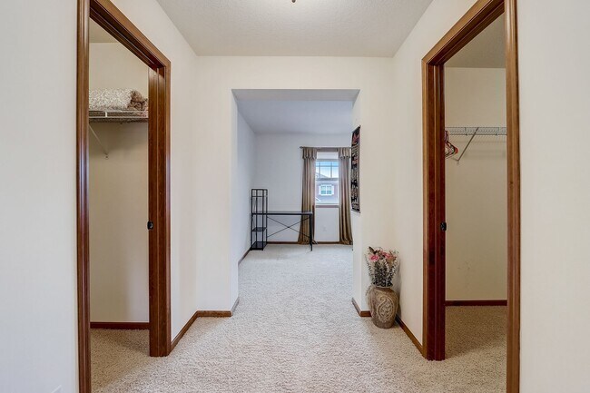 Building Photo - Grand 5 bed 4.5 bath Maple Grove Home w/ 3-Car Garage! Fully Furnished