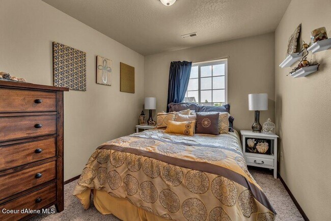 Building Photo - 8428 N Boysenberry Loop