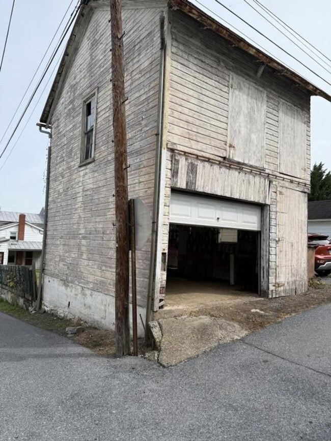 Building Photo - COMING SOON! 3 Bedroom in Newport, PA!