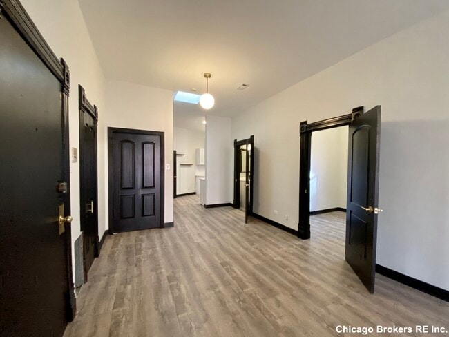 Building Photo - 411 W Belden Ave