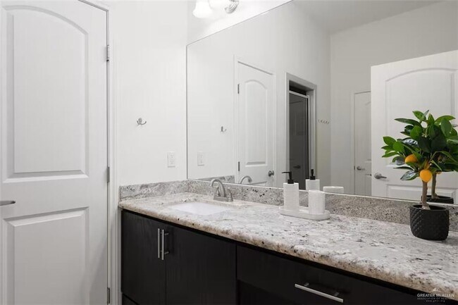 Building Photo - 809 S 5th St