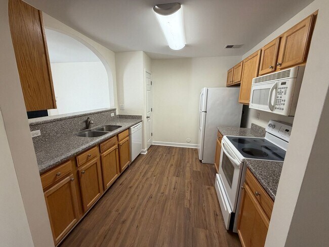 Building Photo - Available now! Great townhouse in convenient Denver, NC location