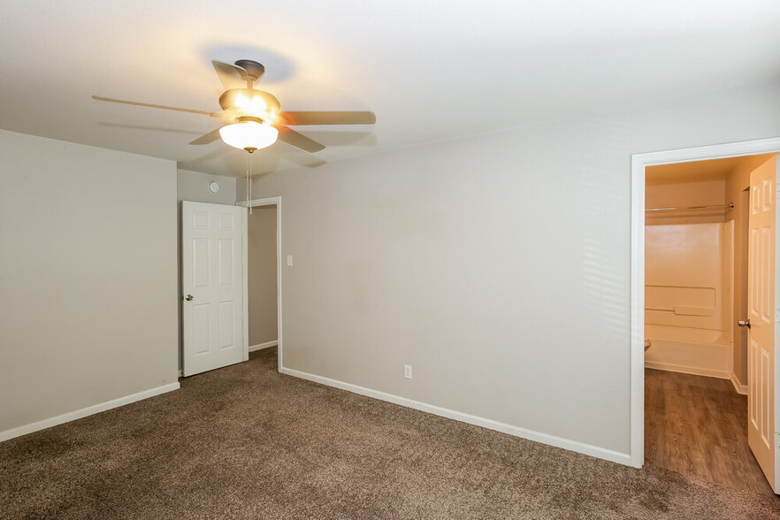 Building Photo - 8817 Oak Dr