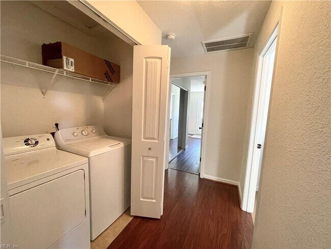 Building Photo - 1075 Kenya Ln