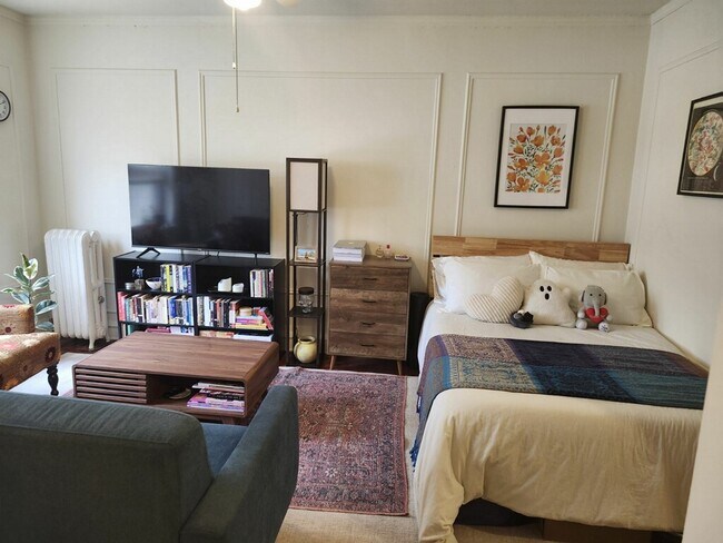 Living space - 4531 N Ashland Ave