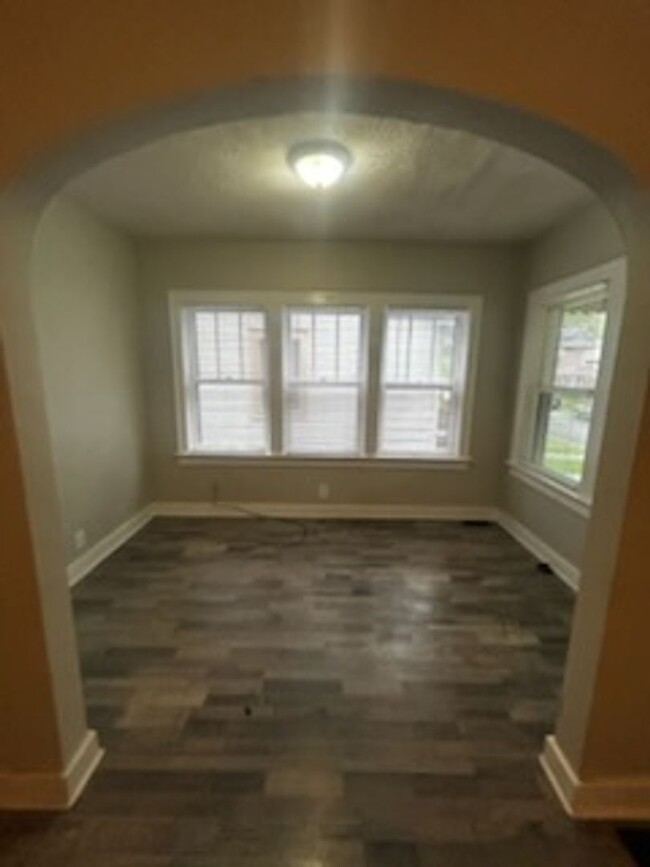 Building Photo - House w/finished basement!