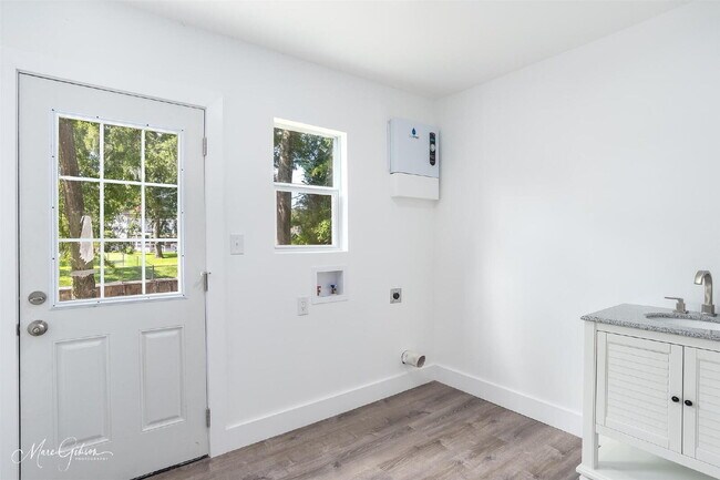 Building Photo - "Spacious 4-Bedroom Gem with a flex room a...