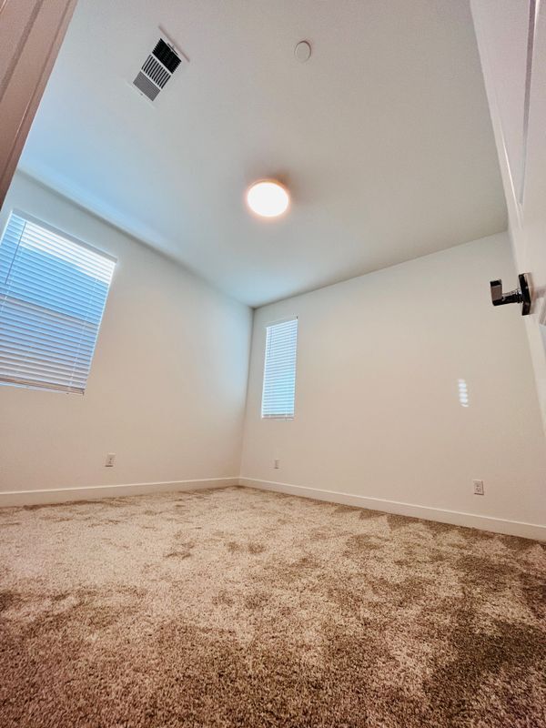 Building Photo - 2031 Divine Arroyo