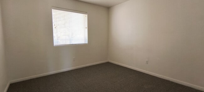 Building Photo - 3 bedroom 2 bath duplex in lamplight by Iron Springs Elementary, 2 car garage!