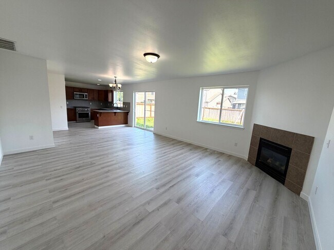 Building Photo - Newly remodeled 4 bedrrom 2.5 bathroom