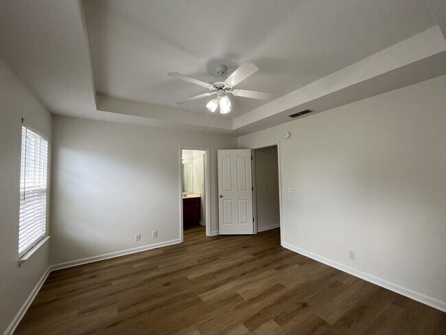 Building Photo - FRESHLY UPDATED RENTAL W/ FIREPLACE & FENC...