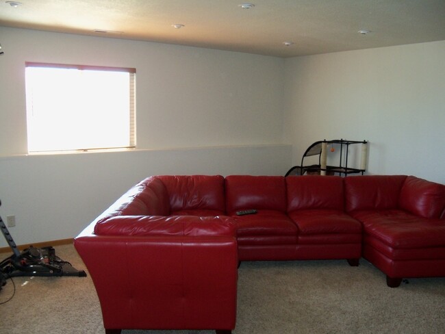 Building Photo - 4 BED | 3 BATH | TRI-LEVEL | DOUBLE GARAGE...