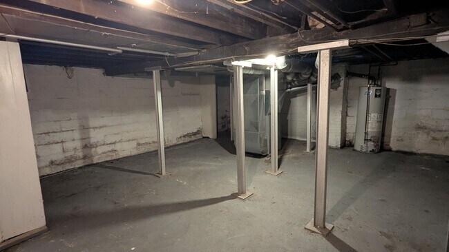 Building Photo - 711 Roselawn Ave