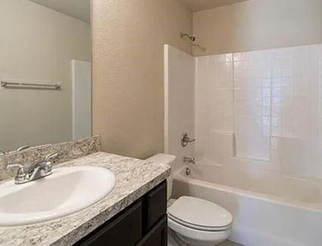 Building Photo - Spacious 3 bedroom, 2 bath available!