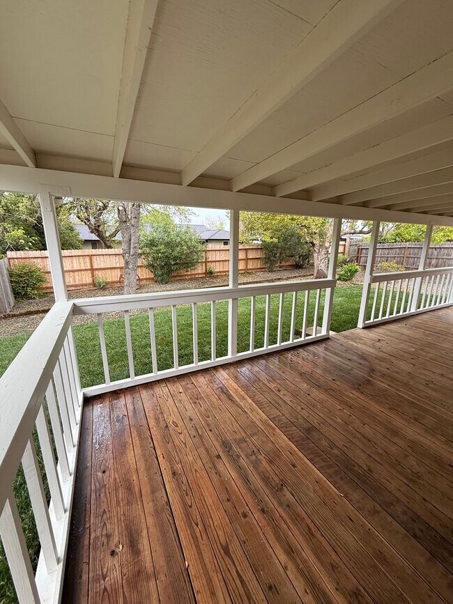 Building Photo - 3-bedroom, 2-bathroom home in great neighborhood!