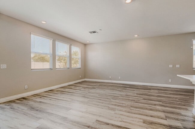 Building Photo - Must see 5 bedroom home with loft