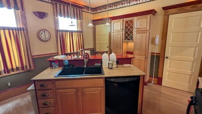 Building Photo - Welcome to this fully furnished 3-bedroom, 1.5-bath home in Massillon