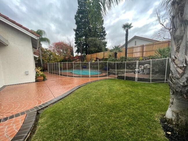 Building Photo - Broadstone neighborhood 4 bedroom home with pool!