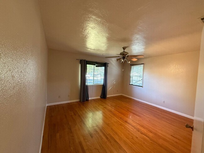 Building Photo - Single story in the heart of Modesto!