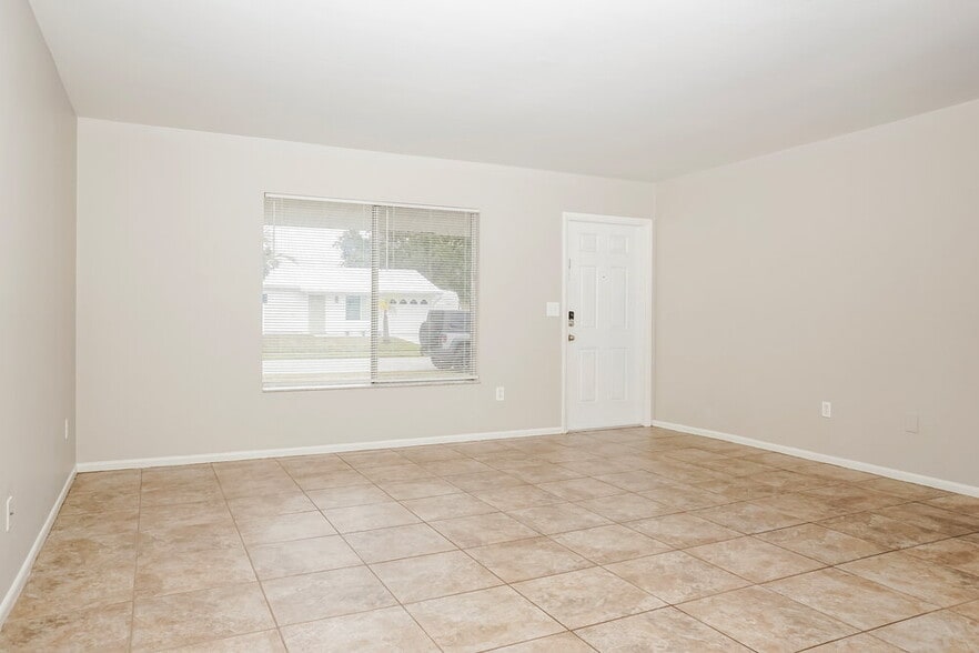 Building Photo - 2396 Roxbury Cir