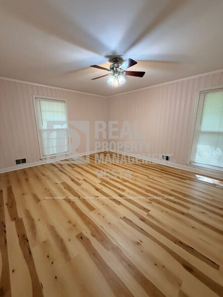 Building Photo - 5116 Pineridge Dr