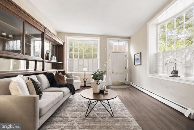 Primary Photo - 858 S Front St