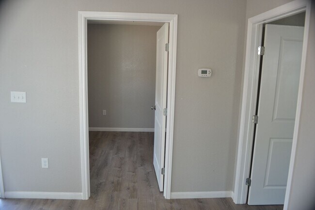 Building Photo - Renovated 1 bedroom 1 bath duplex!! Don't miss out on this stunner!